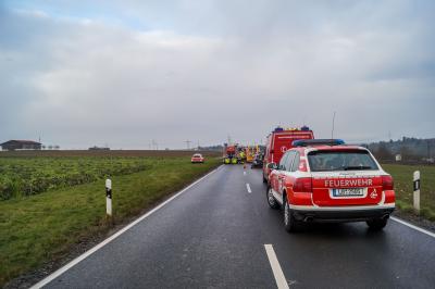 Bietigheim-Bissingen: Golf kommt von der Fahrbahn ab, ueberschlaegt sich und landet im Feld